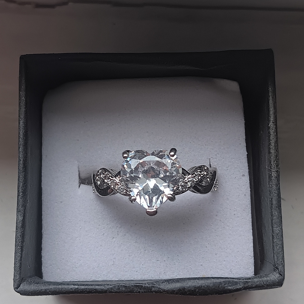 Stunning Heart Designed CZ Diamond Ring (Size 7)
